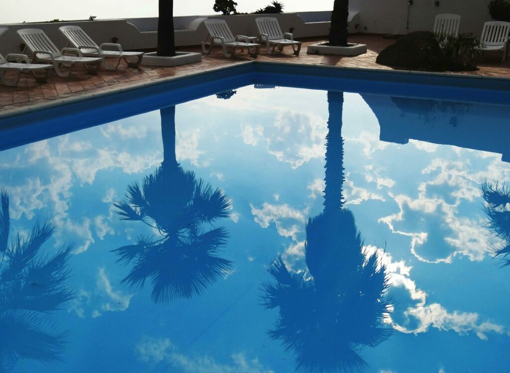 Piscine qui reflète le ciel bleu