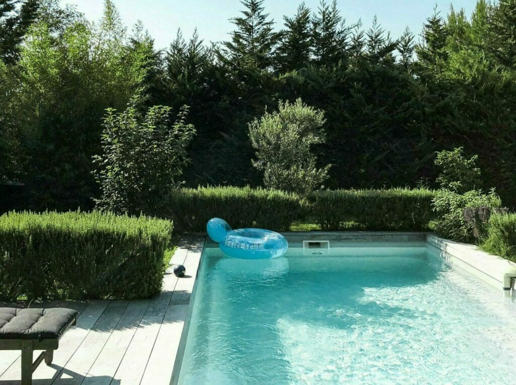 Une piscine dans un beau jardin en foret.